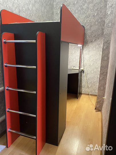 Кровать-чердак со шкафом и столом+матрац