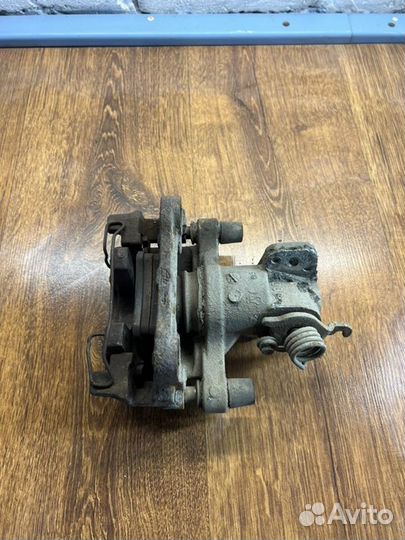 Суппорт тормозной задний левый Nissan Primera P 12