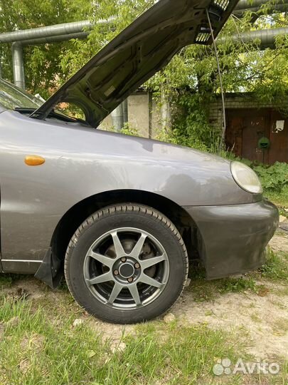 Переднее правое крыло на chevrolet lanos