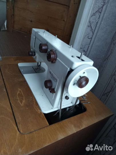 Швейная машина Чайка 143