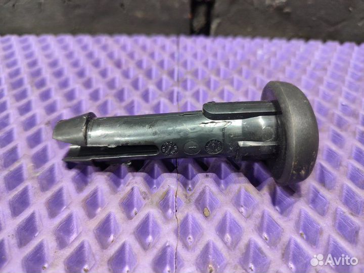 Замок подголовника задний Nissan Dualis