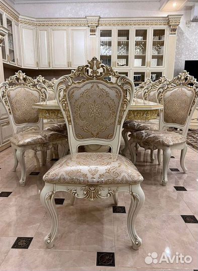 Обеденный стол и стулья