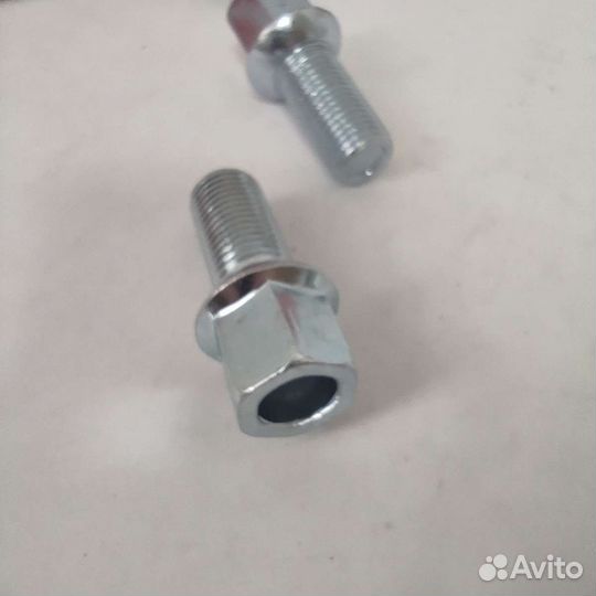 Болт крепления колеса VAG