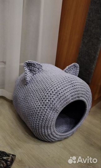 Лежанка для кошек вязаная