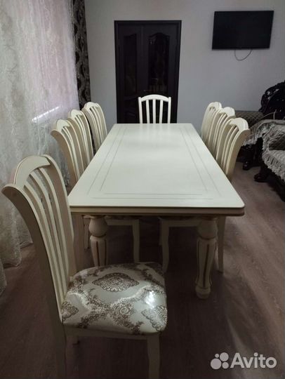 Стол и стулья