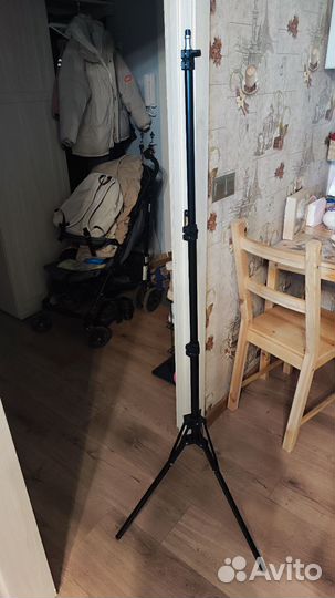 Две стойки для света