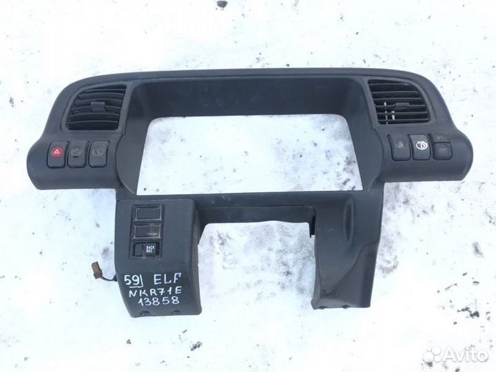 Консоль щитка приборов Isuzu Elf NKR71E 4HG1 2000
