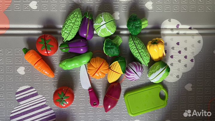 Детская посуда и овощи с корзиной