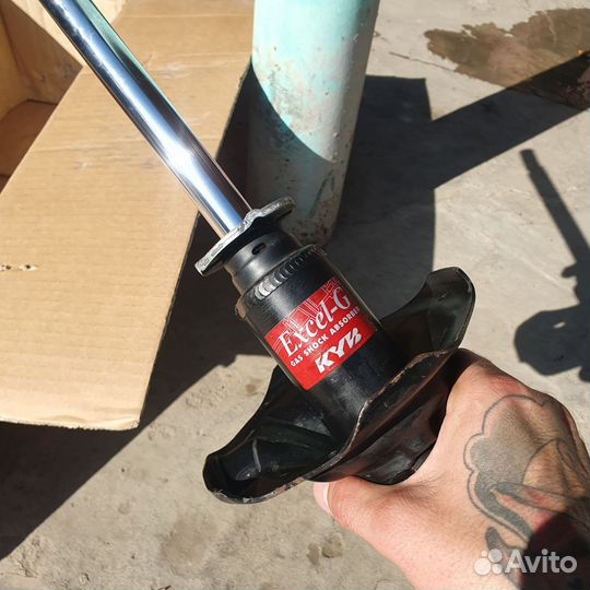 Амортизатор передний правый kyb 333304