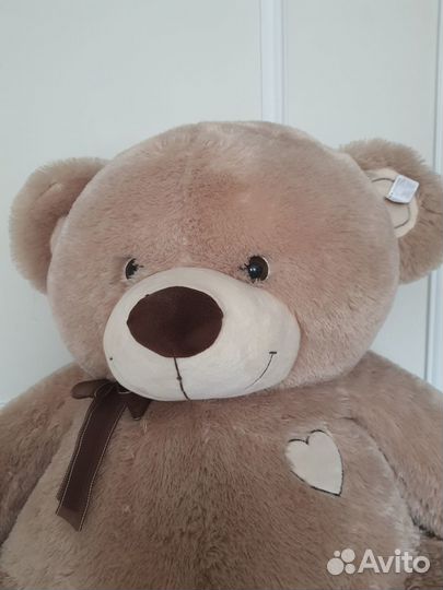 Большой плюшевый медведь