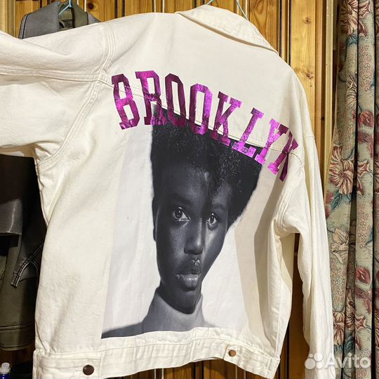 Белая джинсовка с принтом