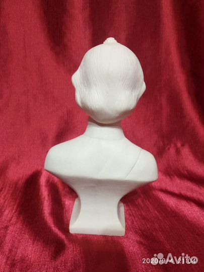 Продаю бюст Суворова