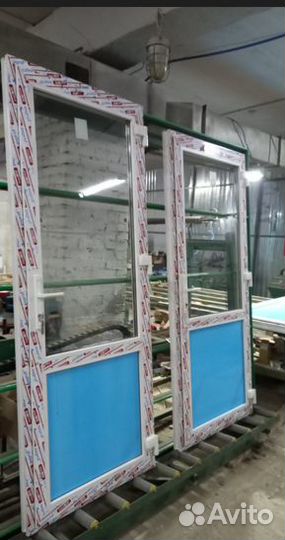 Входная пластиковая дверь со стеклом