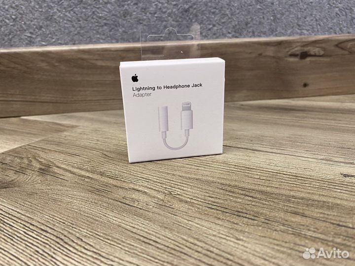 Lightning to headphone jack adapter