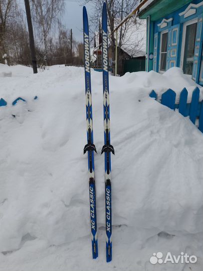 Беговые лыжи с палками и ботинками