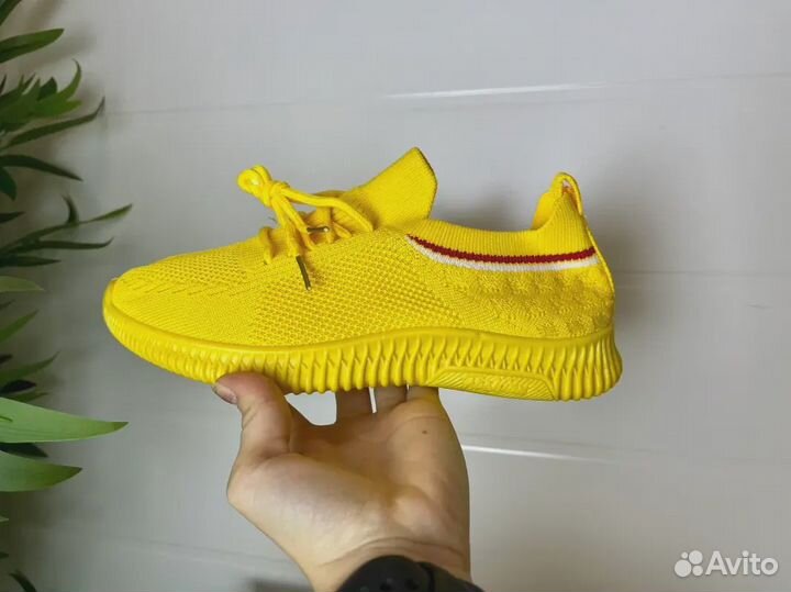 Кроссовки женские Yeezy Boost