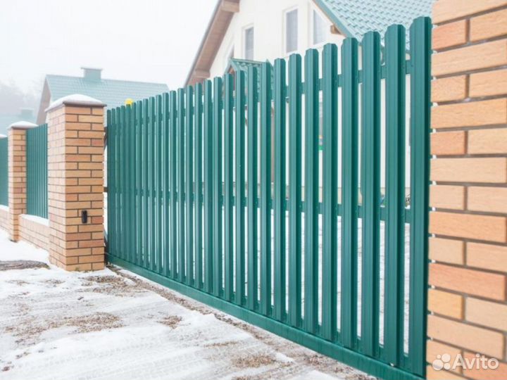 Заборы из профнастила для коттеджа