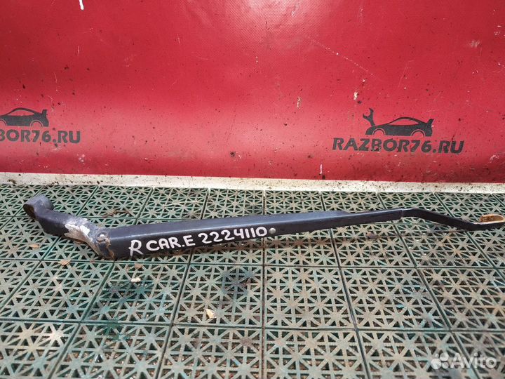 Поводок стеклоочистителя правый Toyota Carina E