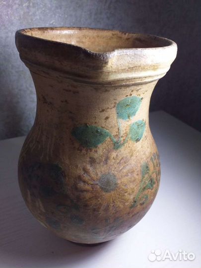 Старинный глиняный кувшин с рисунком