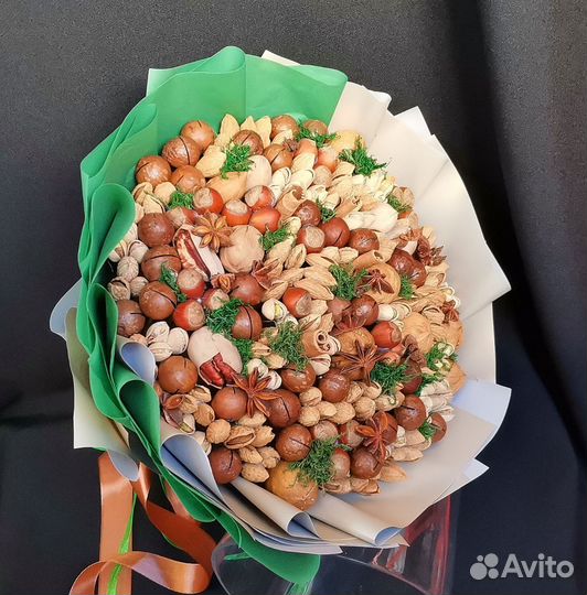 Букет из орехов