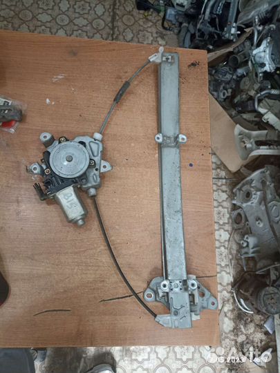 Стеклоподьемник передний левый Nissan Sunny B15