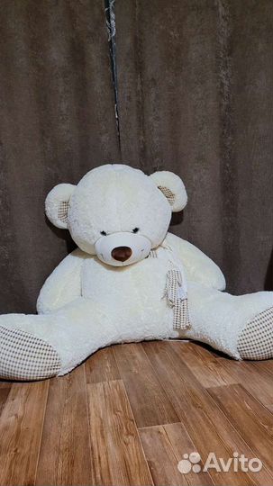 Большой плюшевый медведь