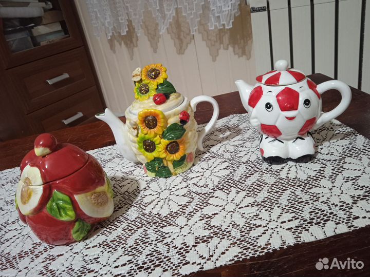 Заварочные чайники и сахарница