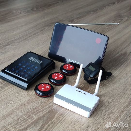 Кнопка вызова персонала, официанта, мастера и часы