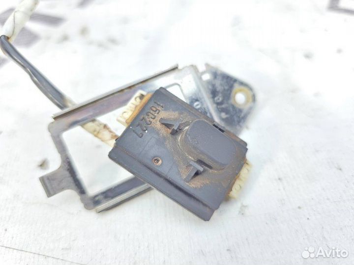 Кнопка открытия стекла багажника Toyota Highlander