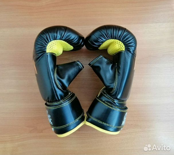 Боксёрские перчатки L размер с чехлом