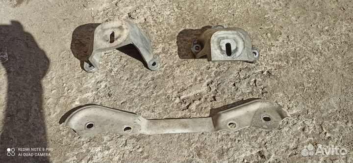 Кронштейн рулевой рейки и опор подушек двигателя