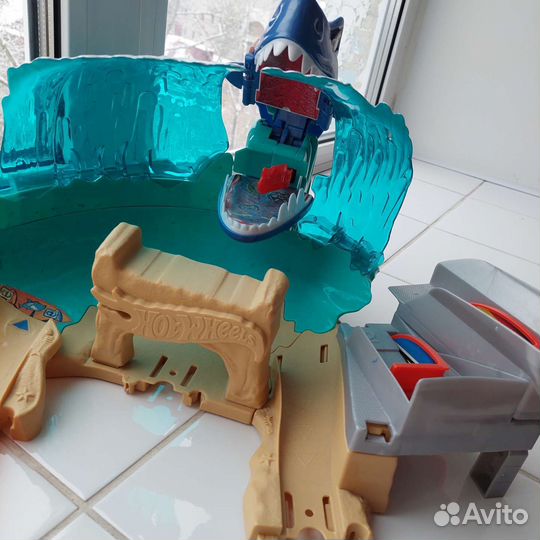 Трек Mattel Hot Wheels: Схватка с акулой оригинал