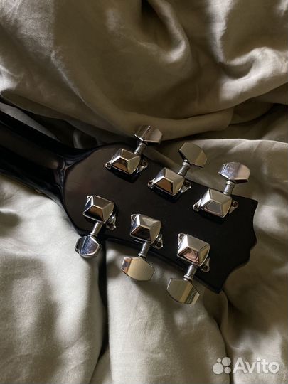 Акустическая гитара