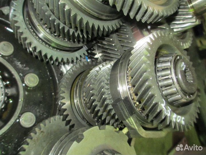 Вторичный вал с шестернями 5,7,6 и задней передачи
