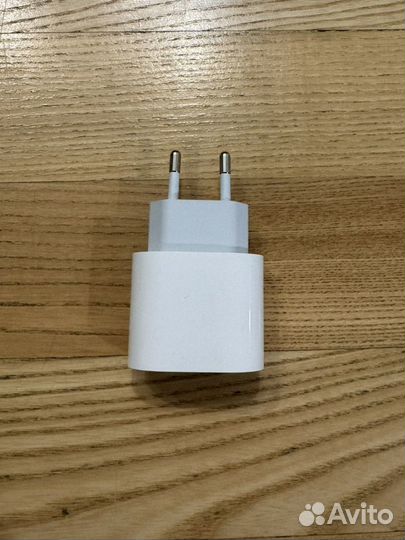 Зарядное устройство Apple 20W USB-C Power Adapter