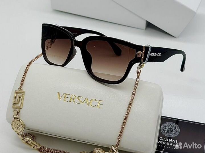 Солнцезащитные очки. Versace