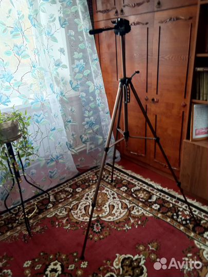 Штатив для видеокамеры