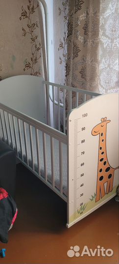 Детская кроватка с маятником