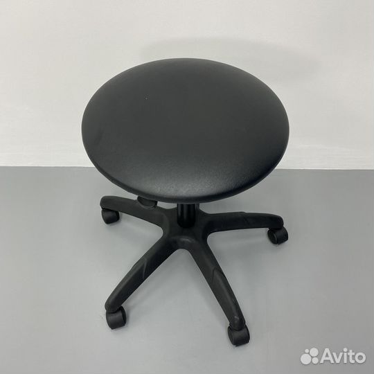 Стул мастера на колесиках