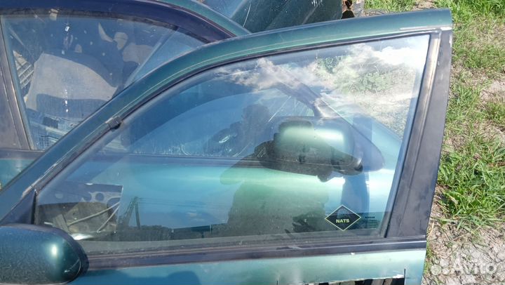 Стекла передние боковые Nissan Primera P11