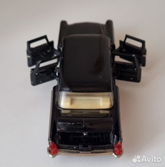 Модель автомобиля Чайка газ 13 А15 сделано в СССР