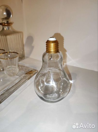 Хрустальные рюмки с графином на подставке