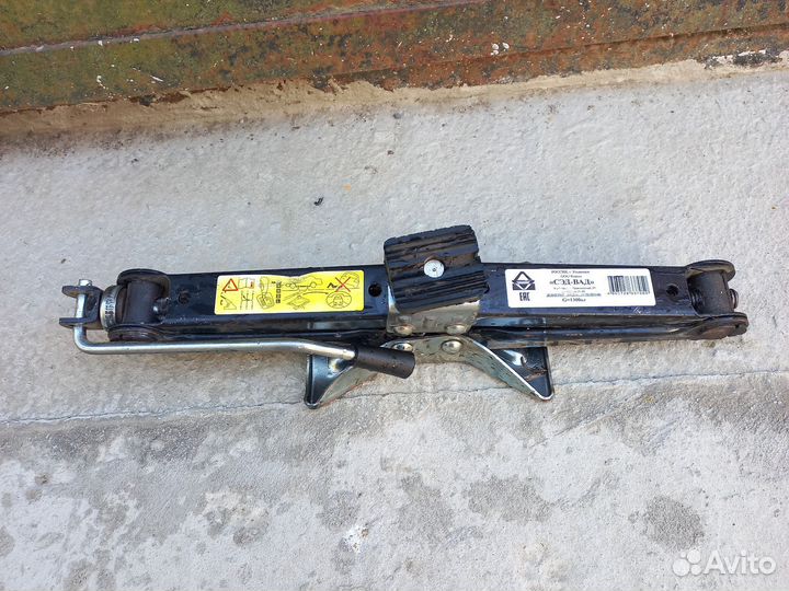 Домкрат винтовой