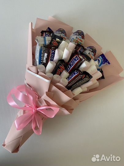 Подарочные композиции из цветов и сладостей