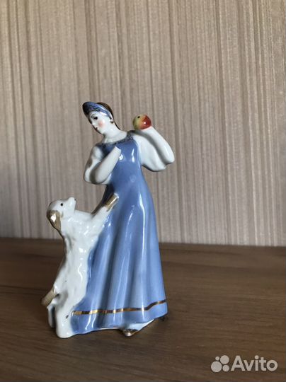 Статуэтка Царевна с яблоком Песочное