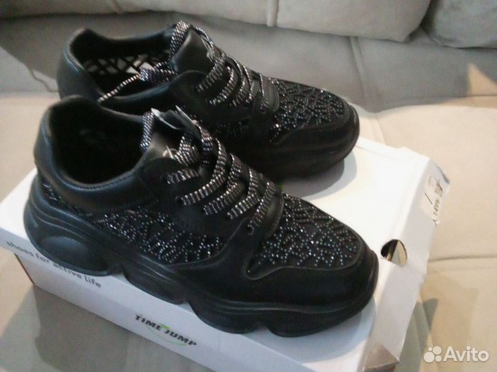 Кроссовки женские новые 37