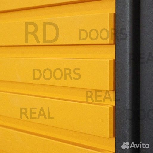 Входная металлическая дверь с боковым стеклом