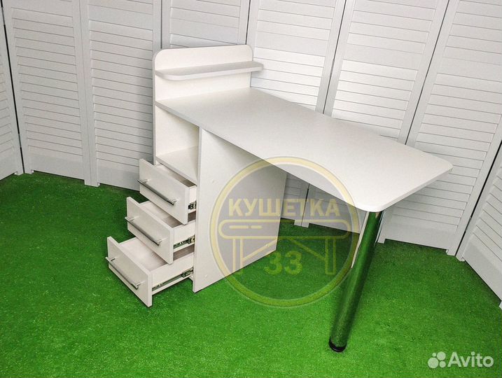 Маникюрный стол