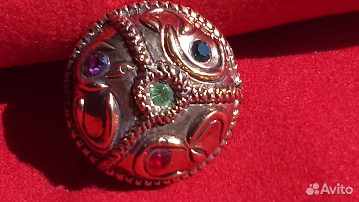 Пуговица со стразами