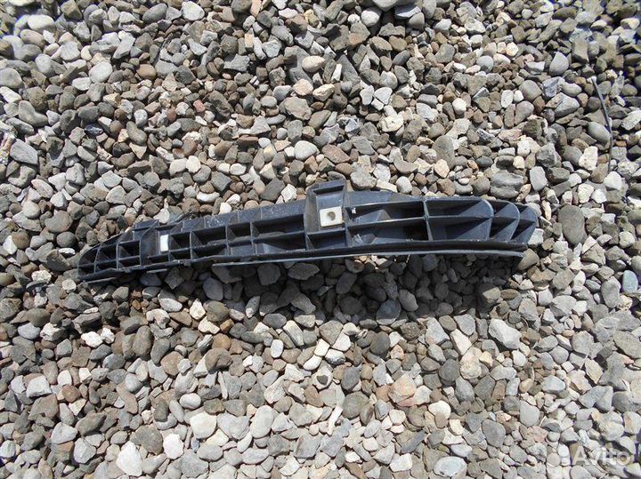 Крепление бампера заднее правое Toyota Corolla